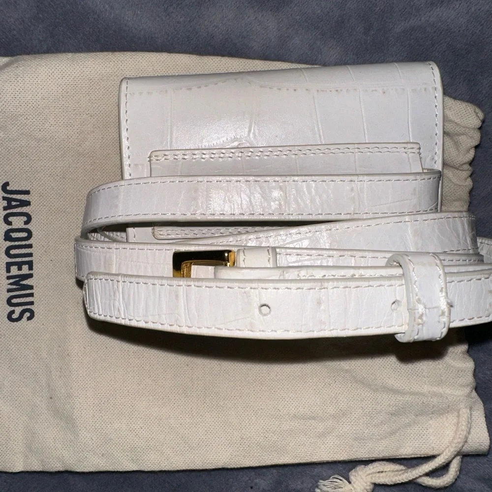 Barely worn color is off white no discoloration, marks or scratches - Picture 3 of 3